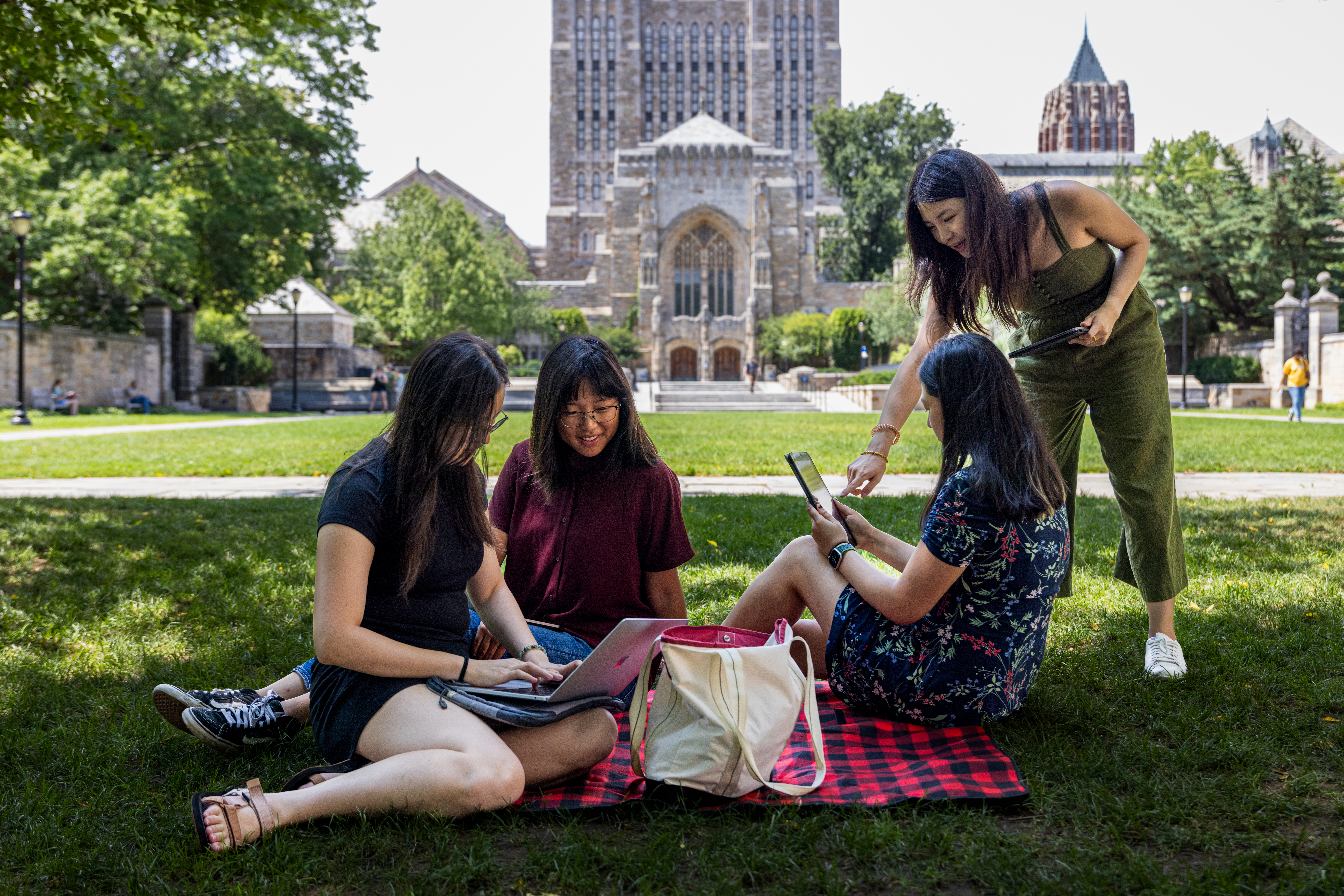 4 students picnicking on campus